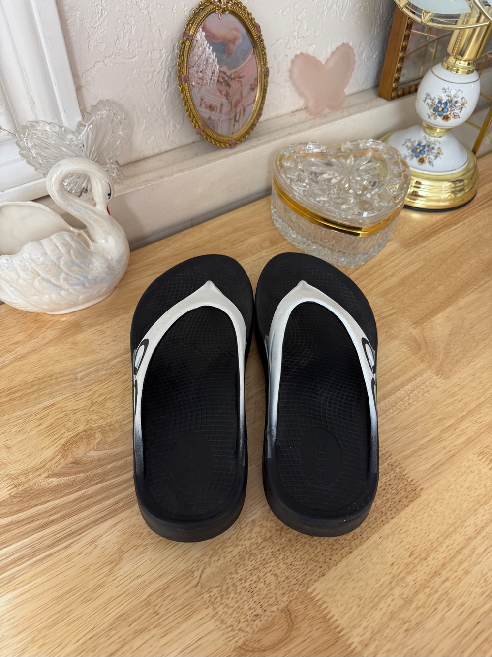 Super comfortable OOFOS black and white recovery flip flops 🖤🤍 Size EU40 W-9 M-7 - Picture 15 of 15